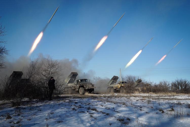 Mens ukrainerne desperat mangler ammunition og udstyr, regner russiske raketter ned over deres stillinger. Her ses russisk beskydning i Østukraine. Foto: Andrey Borodulin/Ritzau Scanpix