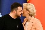 Ursula von der Leyen sammen med Ukraines præsident, Volodymyr Zelenskyu, i Ukraines hovedstad, Kyiv, 24. februar i anledning af toårsdagen for Ruslands angreb på Ukraine.  Foto: Genya Savilov/Ritzau Scanpix