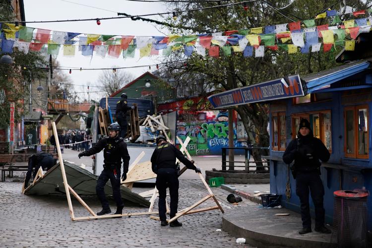 Politiet har ryddet Pusher Street flere gange, men  i efteråret gik politiet ud på forhånd og oplyste, at man den 22. november klokken 15 (billedet) ville fjerne hashboderne og ’lukke Pusher Street midlertidigt’, som det hed. Siden er  det sket flere gange på samme måde.  Foto: Thomas Borberg