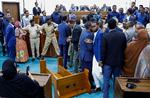 Der opstod tumultariske tilstande, da medlemmer af oppositionen i Somalia forsøgte at spolere en afstemning om ændringer i landets konstitution. Landet er presset på flere fronter. Foto: Feisal Omar/Ritzau Scanpix