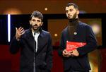Palæstinensiske Basel Adra og israelske Yuval Abraham modtog Berlinalens dokumentarpris for deres film  'No Other Land'. Nu har deres udtalelser på scenen sat ild til en debat, der har kørt i årevis i Tyskland.  Foto: Fabrizio Bensch/Ritzau Scanpix