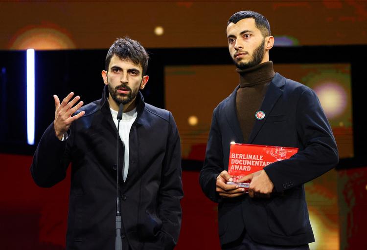 Palæstinensiske Basel Adra og israelske Yuval Abraham modtog Berlinalens dokumentarpris for deres film  'No Other Land'. Nu har deres udtalelser på scenen sat ild til en debat, der har kørt i årevis i Tyskland.  Foto: Fabrizio Bensch/Ritzau Scanpix