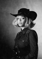 I denne uge satte Beyoncé en ny rekord. Som den første sorte kvinde gik hun til tops på Billboards Hot 100-hitliste med en countrysang. Her ses verdensstjernen med hat fra coveret til den nye musik. Foto: Sony Music