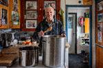 Paul Holt med 38-liters gryde i sit fynske landkøkken. Forfatteren til 'Grøn Gastronomi' kan stadig lave en bechamelsovs på få minutter.  Foto: Finn Frandsen