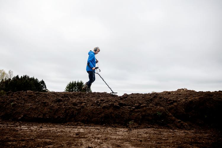 Daværende gymnasieelev Arkibald Munch Pryn fotograferet i 2014, hvor han med sin metaldetektor fandt en stor skat med 156 romerske sølvmønter på en mark ved Udby på Sydsjælland. Arkiv Peter Hove Olesen