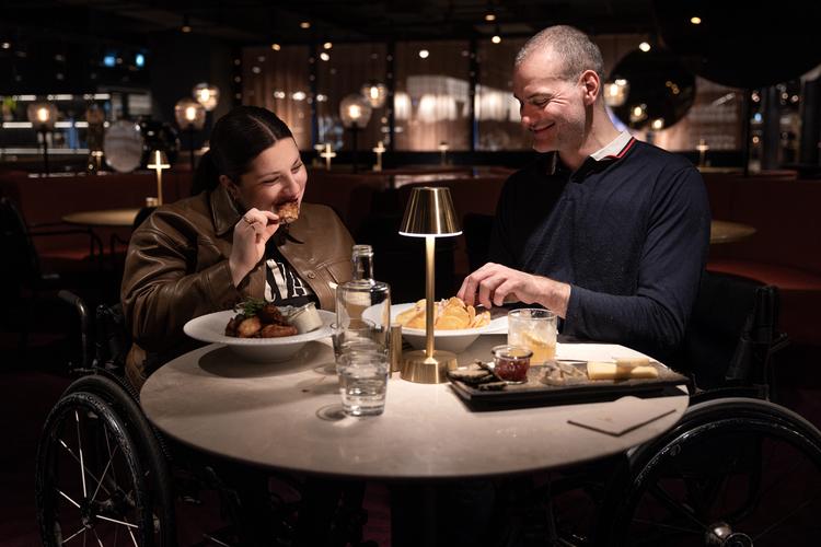 Louise og Morten Bernburg kan ikke spontant gå på café eller ud og spise, for de fleste steder er utilgængelige for kørestole.  Foto: Nichlas Pollier