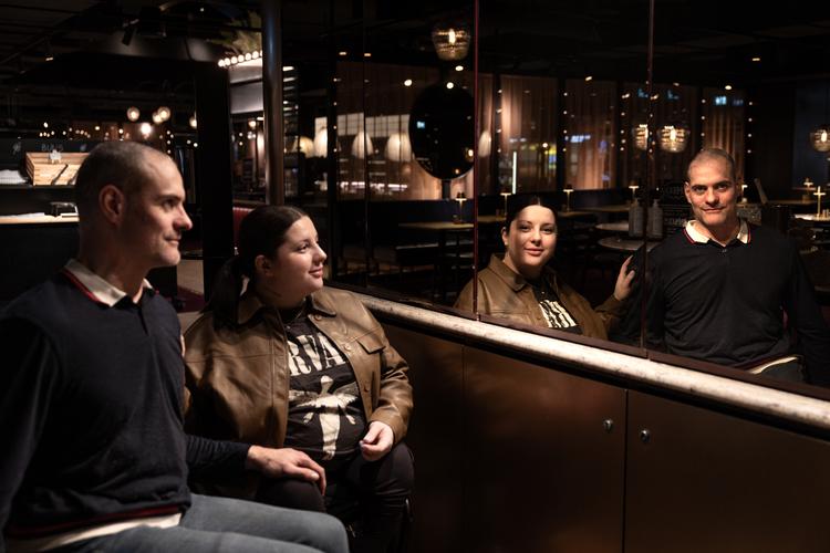 Louise og Morten Bernburg sidder begge i kørestol, men ligesom alle andre kan de selvfølgelig godt lide at gå på date og drikke et glas vin sammen. Det gør de her på Hotel Scandics Restaurant Green på Falkoner Allé, hvor der både er niveaufrit og tilgængelige toiletter.  Foto: Nichlas Pollier