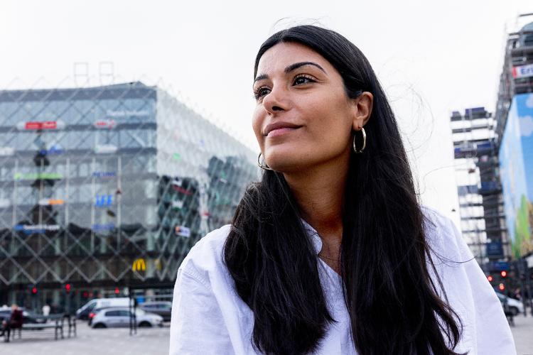 Silan Druekær Erdem og hendes mand har talt åbent om, at hun gerne vil gøre karriere, og at han derfor må trække et større læs derhjemme. Det er de enige om, men ofte opstår rollefordelingen mere ubevidst, mener hun. Foto: Finn Frandsen