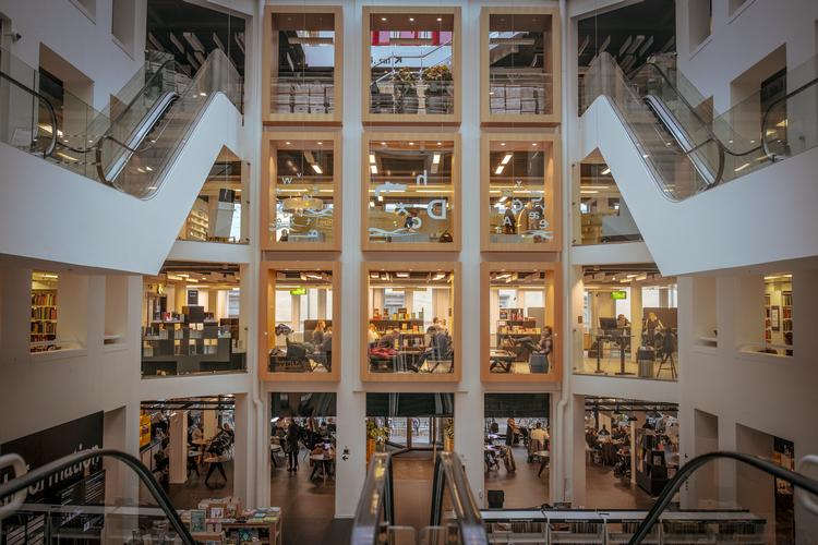 Bibliotekerne i København - her Hovedbiblioteket - skal fremover skære på bemandingen, begrænse digitale udlån og drosle ned for kulturarrangementer for voksne. Det sker som led i en ny spareplan. Foto: Miriam Dalsgaard