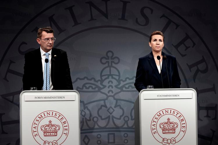 Både forsvarsminister Troels Lund Poulsen (V) og statsminister Mette Frederiksen (S) må notere markant tilbagegang siden valget i den seneste Megafonmåling.  Arkivfoto Jacob Ehrbahn