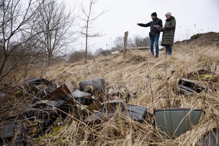 De gamle fjernsyn er et af de få tegn på overfladen, der afslører, at et stort område i Hillerød i næsten 100 år blev brugt som losseplads. Det er dog forureningen under overfladen, som bekymrer Helle Overgaard og John Flybjerg fra Region Hovedstaden. Foto: Thomas Borberg