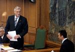 Thor Pedersen (V) nåede både at blive finansminister og formand for Folketinget i sin tid i politik. Her modtager han daværende statsminister Anders Fogh Rasmussen (V) på talerstolen ved Folketingets åbning i 2007. Foto: Finn Frandsen