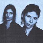 De to sangere Barbro og Mija Milovic har skrevet en 90'er-nostalgisk protestsang, en slags musikalsk fredsmarch til øregangene.  Foto: Cecillie Klausen