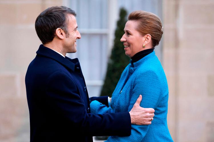 Frankrigs præsident Emmanuel Macron hilser på statsminister Mette Frederiksen i Paris til Ukrainekonference i sidste uge. De to skruede efterfølgende op for retorikken. (Photo by Ludovic MARIN / AFP)   Foto: Ludovic Marin/Ritzau Scanpix