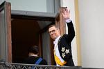Alexander Stubb vinker til publikum fra balkonen fra det finske præsidentpalads.  Foto: Emmi Korhonen/Ritzau Scanpix