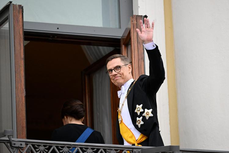 Alexander Stubb vinker til publikum fra balkonen fra det finske præsidentpalads.  Foto: Emmi Korhonen/Ritzau Scanpix