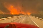 TOPSHOT - This handout picture courtesy of the Greenville Professional Firefighters Association taken on February 27, 2024, shows a fire truck driving towards the Smokehouse Creek Fire, near Amarillo, in the Texas Panhandle. US nuclear weapons plant Pantex said it was "open for normal day shift operations" on February 28, 2024 after a pause due to wildfires in Texas. The Texas A&amp;M Forest Service, meanwhile, reported early Wednesday that 25 of 31 fires in the state were under control, though the largest blaze -- known as the Smokehouse Creek Fire -- had burnt 300, 000 acres and remained uncontained. (Photo by Greenville Professional Firefighters Association / AFP) / RESTRICTED TO EDITORIAL USE - MANDATORY CREDIT "AFP PHOTO / Greenville Professional Firefighters Association" - NO MARKETING NO ADVERTISING CAMPAIGNS - DISTRIBUTED AS A SERVICE TO CLIENTS Foto: -/Ritzau Scanpix