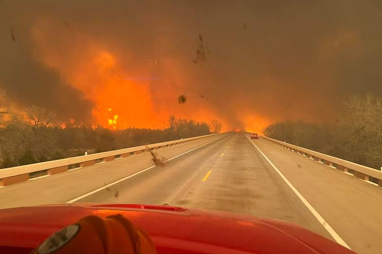 TOPSHOT - This handout picture courtesy of the Greenville Professional Firefighters Association taken on February 27, 2024, shows a fire truck driving towards the Smokehouse Creek Fire, near Amarillo, in the Texas Panhandle. US nuclear weapons plant Pantex said it was "open for normal day shift operations" on February 28, 2024 after a pause due to wildfires in Texas. The Texas A&amp;M Forest Service, meanwhile, reported early Wednesday that 25 of 31 fires in the state were under control, though the largest blaze -- known as the Smokehouse Creek Fire -- had burnt 300, 000 acres and remained uncontained. (Photo by Greenville Professional Firefighters Association / AFP) / RESTRICTED TO EDITORIAL USE - MANDATORY CREDIT "AFP PHOTO / Greenville Professional Firefighters Association" - NO MARKETING NO ADVERTISING CAMPAIGNS - DISTRIBUTED AS A SERVICE TO CLIENTS Foto: -/Ritzau Scanpix