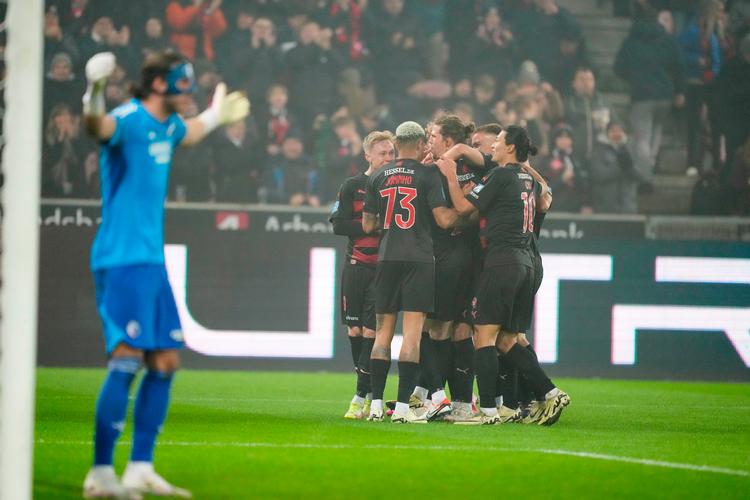 FC Københavns polske målmand, Kamil Grabara, slår ud med armene efter FC Midtjyllands første mål. Det andet var han selv involveret i med en sløset aflevering, der blev opsnappet af den indskiftede chilener, Dario Osorio. Foto: Claus Fisker/Ritzau Scanpix