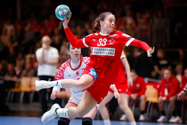 Emma Friis og resten af landsholdet var i hopla mod polakkerne. Foto: Jens Dresling