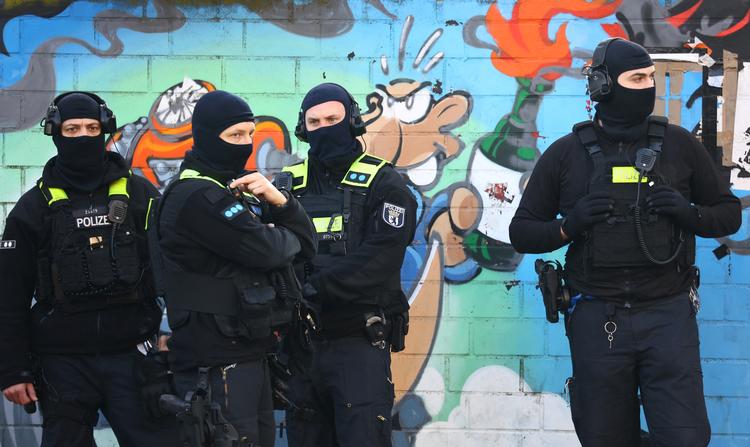 Burkhard Garweg, Ernst-Volker Staub og Daniela Klette har været på flugt fra politiet i snart 35 år. I slutningen af februar blev Daniela Klette anholdt og søndag forsøgte Berlins politi at fange de sidste to kendte medlemmer af terrorbevægelsen Rote Armee Fraktion. Foto: Christian Mang/Ritzau Scanpix