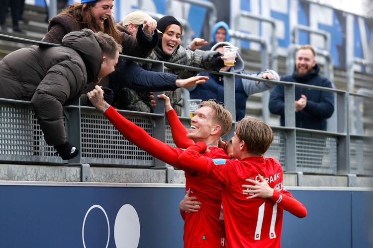 Hvidovres Simon Makienok har scoret til 2-3 og jubler med Thomas Jørgensen og glade fans. Foto: Jens Dresling
