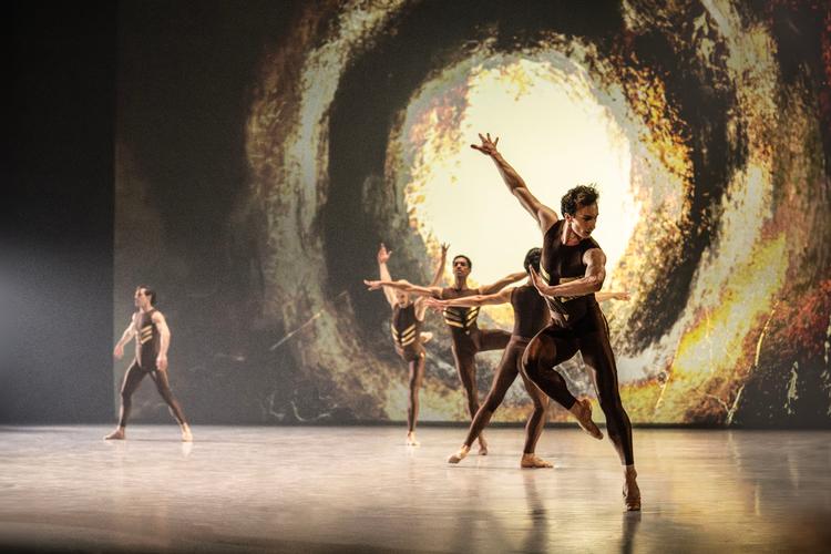 I Jorma Elos nye værk til Det Kgl. kæmper en flok kampklare mænd med at slippe fri fra knugende mørke kræfter. (Tobias Praetorius i front)- Foto: Camilla Winther