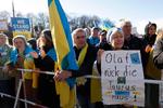 Demonstranter  i Berlin, som støtter Ukraine i anledning af toårsdagen for Ruslands invasion,  står med et skilt, som kræver at kansler  Olaf Scholz skal sende de langtrækkende Taurus-missiler til Ukraine. 
 Foto: Odd Andersen/Ritzau Scanpix