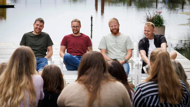 I den nye sæson af ’Kærlighed, hvor kragerne vender’ på TV 2 skal Anders, Rasmus, Benjamin og Tobias fra Fyn forsøge at finde kærligheden blandt 22 singlepiger. Foto: TV 2