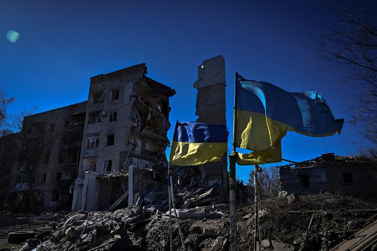 Det ukrainske flag vajer endnu over den udbombede frontby Orikhiv. Men russerne presser på og er rede til at betale dyrt for fremgang. Foto: Stringer/Ritzau Scanpix