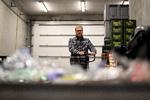 Morten Skov Christiansen, formand for Fagbevægelsens Hovedorganisation (FH) fik selvtillid i jobbet som flaskedreng i Kvickly. Her er han på besøg i en Kvickly på Amager. Foto: PR-foto/Lasse Lindhardt Jensen