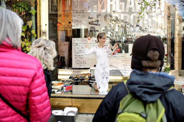 Modefirmaet Mads Nørgaard er en af de virksomheder, som har investeret i en kunstsamling og brugt kunsten aktivt i sit arbejde. Her er det kunstneren Nana Francisca Schottländer, der i 2015 flyttede ind i et butiksvindue hos Nørgaard på Strøget. Foto: Lasse Kofod