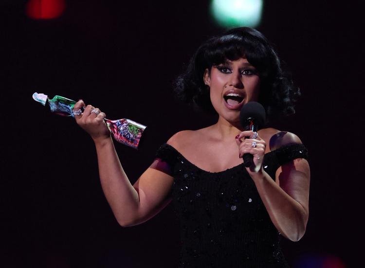 Aldrig har en musiker vundet så mange priser på en enkelt aften til Brit Awards, som Raye gjorde søndag aften.  Foto: Isabel Infantes/Ritzau Scanpix