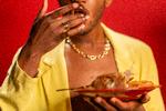 Køkkenet og det omsorgsarbejde, der udføres der, har været skjult i den vestlige arkitektur, selv om økonomien beror på det, fortæller blandt andet den heftige musikvideo 'Chop chop chop'. Foto: Still fra filmen