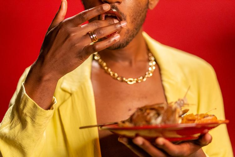 Køkkenet og det omsorgsarbejde, der udføres der, har været skjult i den vestlige arkitektur, selv om økonomien beror på det, fortæller blandt andet den heftige musikvideo 'Chop chop chop'. Foto: Still fra filmen