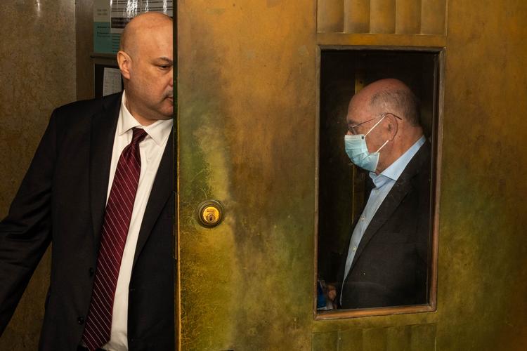 Allen Weisselberg (med mundbind) fotograferet, da han forlader retssalen på Manhattan tidligere i dag.  Foto: Alex Kent/Ritzau Scanpix