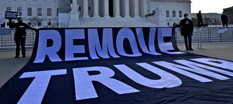 Demonstranter har under Højesterets behandling af sagen krævet Trump fjernet fra stemmesedlerne - men uden held. Billedet er fra en demonstration 8. februar. Foto: Takayuki Fuchigami/Ritzau Scanpix