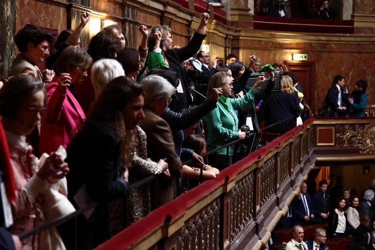 Franske feminister reagerer på parlamentets vedtagelse af, at abort skal være en forfatningssikret ret i Frankrig.  Foto: Stephanie Lecocq/Ritzau Scanpix