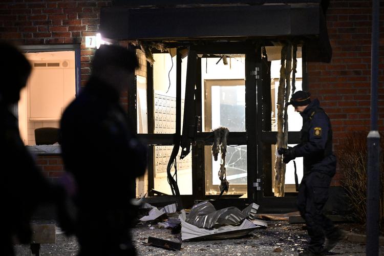 Politiet ved en trappeopgang i Lidingö, hvor der natten til tirsdag skete en eksplosion.  Foto: 10060 Henrik Montgomery/Ritzau Scanpix