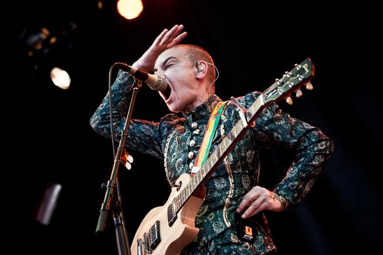 Den irske sanger og aktivist Sinéad O'Connor omtalte Donald Trump som 'en djævel'. Hendes efterladte forsøger nu at stoppe hans brug af hendes største hit i hans valgkampagne. Sinéad O'Connor spillede på Tønder Festivalen i 2013. Foto: Casper Dalhoff