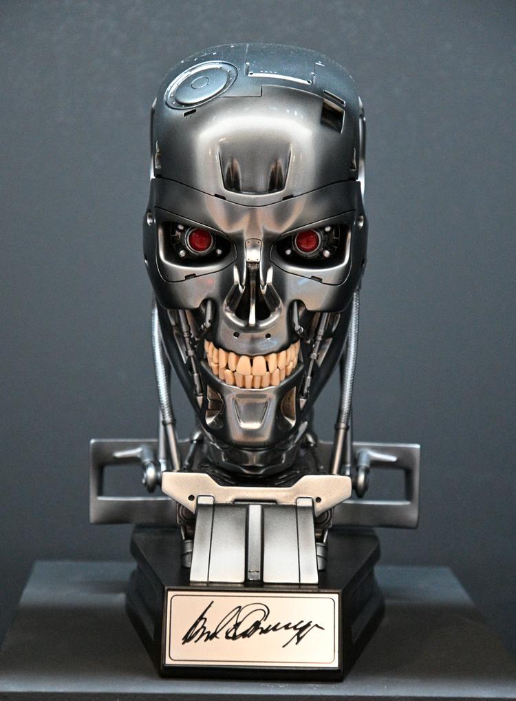 Skal vi frygte ham her? Mange forbinder filmen 'Terminator' med kunstig intelligens. Plakaten fra filmen er med på udstillingen. Foto: Igor Zehl/Ritzau Scanpix