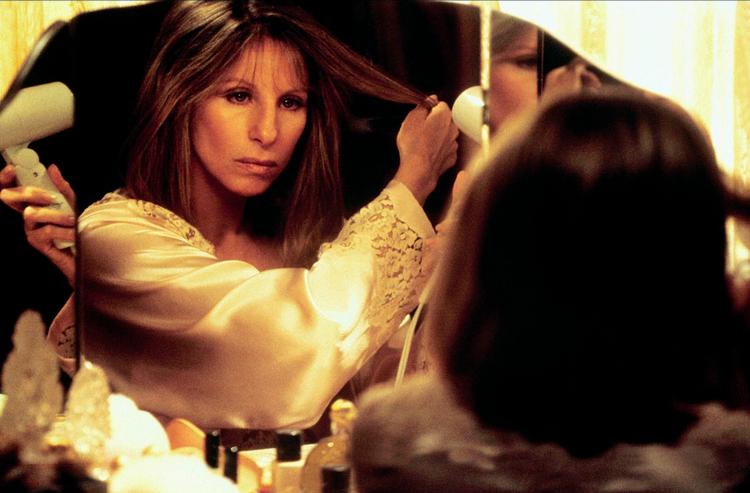 Hvad gør skønheden ved kærligheden? Det svarer Barbra Streisand blandt andet på i sin fremragende film 'Kærligheden har to sider' fra 1996, som man med fordel kan gense på Netflix. Foto: Mary Evans/af Archive/columbia/Ritzau Scanpix