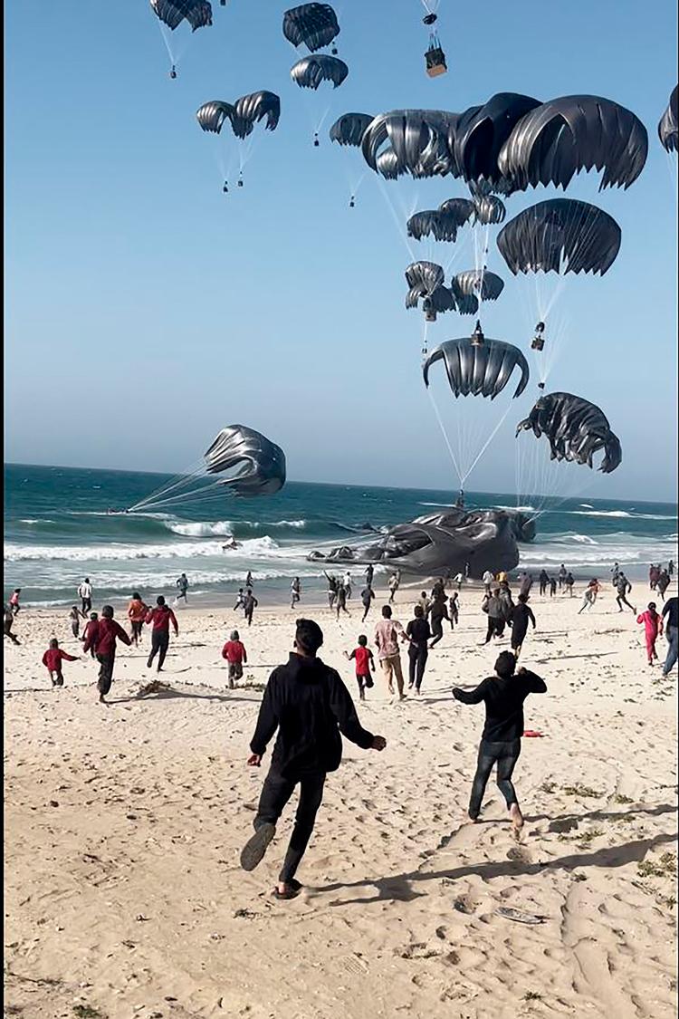 USA begyndte at kaste nødhjælp ned fra luften til Gazas civile lørdag. Foto: -/Ritzau Scanpix