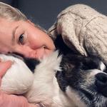 Nina Skyum-Nielsen mistede sin 50-årige søster Katrine, der døde af en hjerneblødning i 2023. Her er Nina fotograferet med hunden Melvin. Lange gåture med ham er en af de måder, hun prøver at være i sorgen på. 