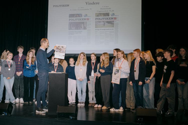 7. Cc fra N. Zahles Gymnasieskole og 10_idx fra Himmerlands Ungdomsskole modtager deres diplomer af chefredaktør Christian Jensen. Årets tema er den vilde natur, og en stribe skoleklasser har dystet om at lave den bedste avis. Foto: Nichlas Pollier