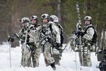 Finske og svenske soldater i fælles træning i Finland i dag. Begge lande er nu medlemmer af Nato.  Foto: Anders Wiklund/tt/Ritzau Scanpix
