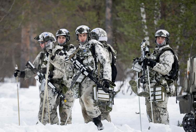Finske og svenske soldater i fælles træning i Finland i dag. Begge lande er nu medlemmer af Nato.  Foto: Anders Wiklund/tt/Ritzau Scanpix
