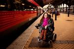 I Danmark passer togenes højde ikke sammen med perronernes, så kommer man i kørestol, kræver det ekstra hjælp.  Foto: Jacob Ehrbahn