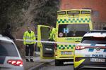 Politi og ambulancepersonale arbejder på Emdrup Kærvej i Emdrup, hvor et kvinstikkeri kostede en 33-årig mand livet. Foto: Jens Dresling