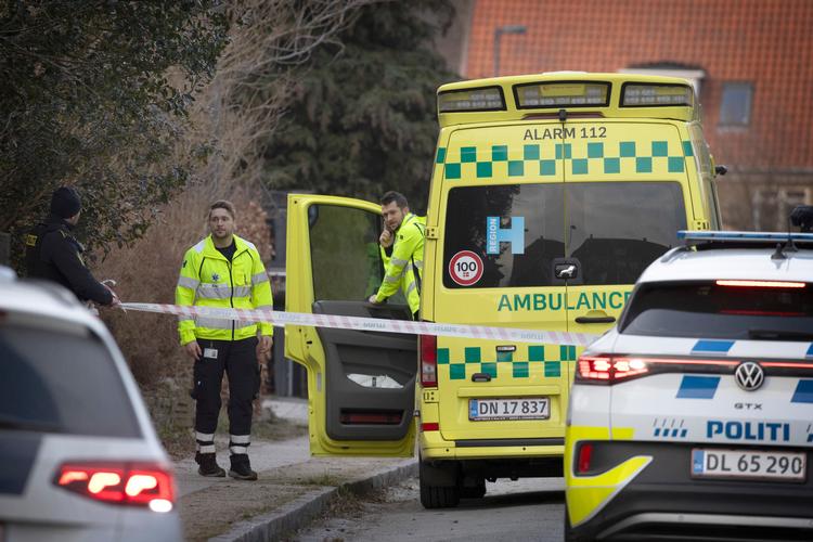 Politi og ambulancepersonale arbejder på Emdrup Kærvej i Emdrup, hvor et kvinstikkeri kostede en 33-årig mand livet. Foto: Jens Dresling
